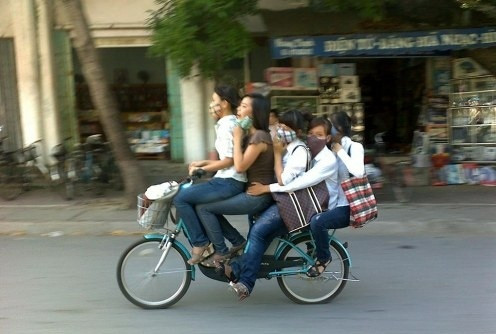 5 chị em trên một chiếc mini