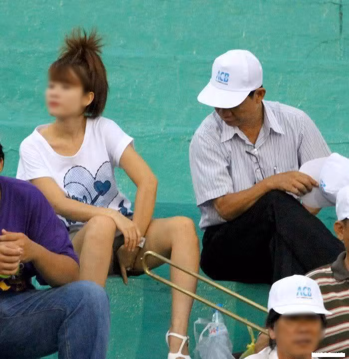 Hành động "khó hiểu" khiến người ngồi kế bên cũng phải tò mò.