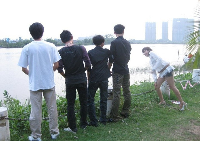 "Nhìn ngó cái gì" "Nhìn ngó cái gì"