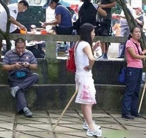 Một cách để đứng mà không bị mỏi chân. Một cách để đứng mà không bị mỏi chân.