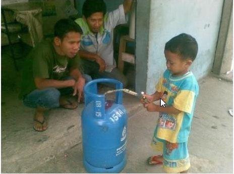 Một cách châm lửa cực độc. Hiếm có ai làm được lần 2 nếu thành công. Một cách châm lửa cực độc. Hiếm có ai làm được lần 2 nếu thành công.