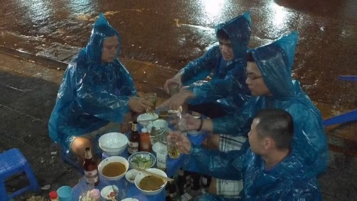 Dù nắng dù mưa vẫn nhậu tốt. Dô!!!!!!!!!!!