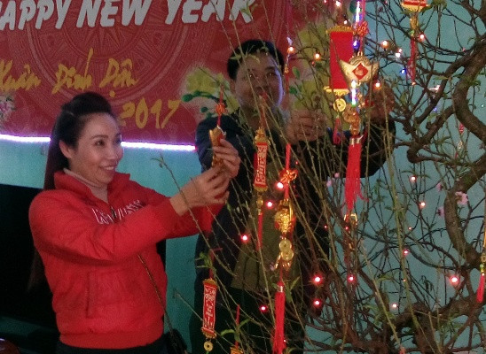 Ở đảo Bạch Long Vĩ, giáo viên đón Tết nhận được hoa đào từ đất liền (ảnh bạn đọc cung cấp). Ở đảo Bạch Long Vĩ, giáo viên đón Tết nhận được hoa đào từ đất liền (ảnh bạn đọc cung cấp).