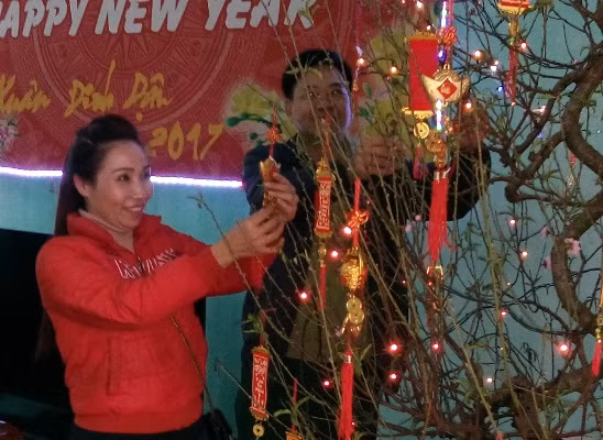 Ở đảo Bạch Long Vĩ, giáo viên đón Tết nhận được hoa đào từ đất liền (ảnh bạn đọc cung cấp).