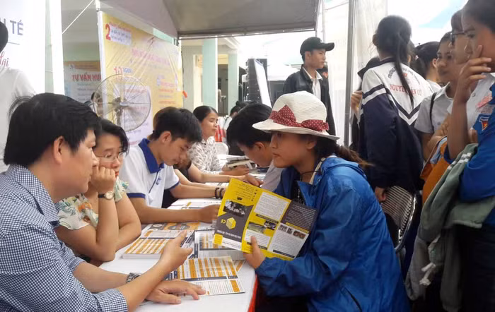 Các bạn học sinh lớp 12 được các thầy cô Đại học Đà Nẵng hướng dẫn, tư vấn chọn nghề nghiệp cho tương lai. Ảnh: TT