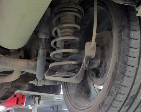 Hệ thống treo gồm 3 phần tử chính: Lò xo, giảm chấn và thanh dẫn hướng. Hệ thống treo gồm 3 phần tử chính: Lò xo, giảm chấn và thanh dẫn hướng.