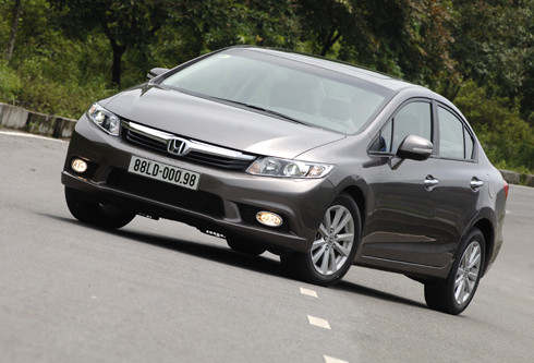 Honda cho biết đã "gọt" cột A đi 9% và đẩy xa ghế lái về sau nên khoảng mù lớn trên thế hệ cũ đã không còn, tầm quan sát tốt hơn. Nhưng vị trí đặt gương lại rất lạ khi đẩy gần về phía người lái, không ở ngay dưới cột A như hầu hết dòng sedan. Do đó phía sau gương chiếu hậu là cả một khoảng không lớn nên tài xế khó tập trung, nhất là khi đi trên phố đông. Độ cách âm Civic cũng là một tiến bộ đáng kể. Chạy trên 80 km/h xe mới bắt đầu có tiếng ồn từ lốp. Trong khi độ ồn gió, ồn từ gầm đã giảm đáng kể. Xe cũng chắc chắn và đầm hơn. Đi ở 100 km/h xe vẫn bám đường tốt và không "bay bay" như thế hệ cũ. Vô-lăng 3 chấu thể thao nhỏ gọn và phản ứng nhạy. Cảm giác xoay tay lái Civic thật và phản ứng tốt với mặt đường, thú vị hơn hẳn cảm giác nhẹ, đều và hơi lỏng trên Altis. (Phần mũi ảnh hưởng của Accord) Honda cho biết đã "gọt" cột A đi 9% và đẩy xa ghế lái về sau nên khoảng mù lớn trên thế hệ cũ đã không còn, tầm quan sát tốt hơn. Nhưng vị trí đặt gương lại rất lạ khi đẩy gần về phía người lái, không ở ngay dưới cột A như hầu hết dòng sedan. Do đó phía sau gương chiếu hậu là cả một khoảng không lớn nên tài xế khó tập trung, nhất là khi đi trên phố đông. Độ cách âm Civic cũng là một tiến bộ đáng kể. Chạy trên 80 km/h xe mới bắt đầu có tiếng ồn từ lốp. Trong khi độ ồn gió, ồn từ gầm đã giảm đáng kể. Xe cũng chắc chắn và đầm hơn. Đi ở 100 km/h xe vẫn bám đường tốt và không "bay bay" như thế hệ cũ. Vô-lăng 3 chấu thể thao nhỏ gọn và phản ứng nhạy. Cảm giác xoay tay lái Civic thật và phản ứng tốt với mặt đường, thú vị hơn hẳn cảm giác nhẹ, đều và hơi lỏng trên Altis. (Phần mũi ảnh hưởng của Accord)