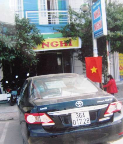 Nhà nghỉ Ngọc Oanh, nơi ông Khang đưa nữ thủ quỹ vào tâm sự. Ảnh: Lê Hoàng/Ngoisao.net Nhà nghỉ Ngọc Oanh, nơi ông Khang đưa nữ thủ quỹ vào tâm sự. Ảnh: Lê Hoàng/Ngoisao.net