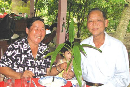 Ông Tư Bốn tặng hoa cho vợ. Ông Tư Bốn tặng hoa cho vợ.