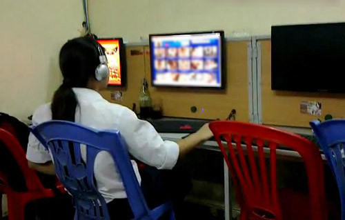 Cô gái trẻ mặc đồng phục "hồn nhiên" xem phim nhạy cảm ở chốn đông người. Bức ảnh này được lan truyền khắp cộng đồng Facebook. Cô gái trẻ mặc đồng phục "hồn nhiên" xem phim nhạy cảm ở chốn đông người. Bức ảnh này được lan truyền khắp cộng đồng Facebook.