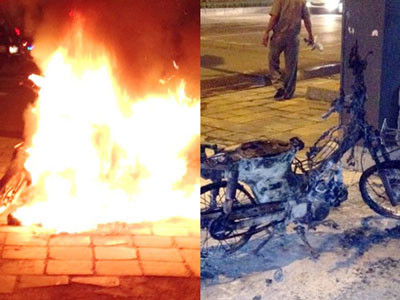 Hiện trường chiếc xe máy bị đốt cháy và sau khi được dập tắt. Ảnh: Người lao động Hiện trường chiếc xe máy bị đốt cháy và sau khi được dập tắt. Ảnh: Người lao động