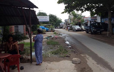 Cần Thơ: Đi xe hơi phát tờ rơi... "đòi" chồng ảnh 2 Cần Thơ: Đi xe hơi phát tờ rơi... "đòi" chồng ảnh 2