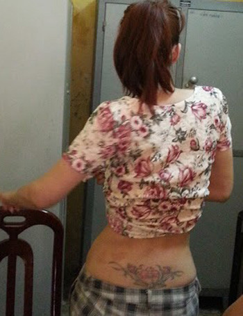 Kiên nói rồi đứng phắt dậy, lột quần áo, để lộ bông hồng xăm sau lưng.