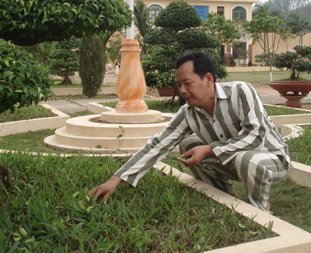 “Thầy” Sầm Đức Xương với công việc thường nhật trong trại giam ngoài giờ "đứng lớp". Ảnh N.H “Thầy” Sầm Đức Xương với công việc thường nhật trong trại giam ngoài giờ "đứng lớp". Ảnh N.H