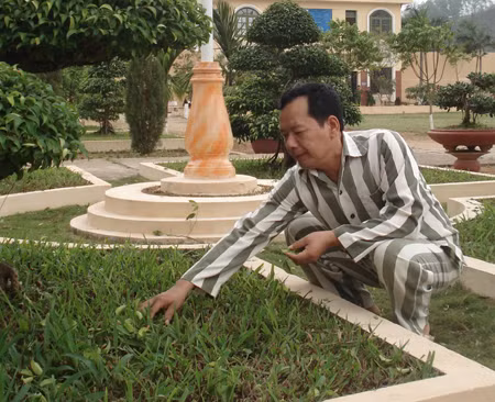 “Thầy” Sầm Đức Xương với công việc thường nhật trong trại giam ngoài giờ "đứng lớp". Ảnh N.H