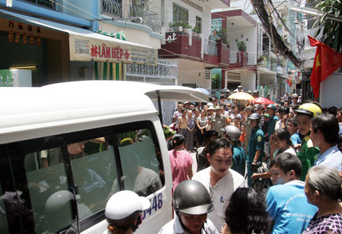 Đến 12h30, thi thể nạn nhân mới được đưa ra khỏi thang máy và chuyển đi. Ảnh: An Nhơn-VnExpress.net