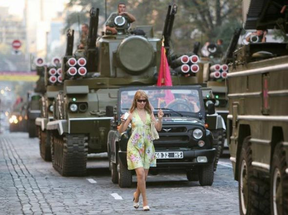 Xe tăng thì mặc xe tăng Em đây vẫn cứ thẳng băng một đường