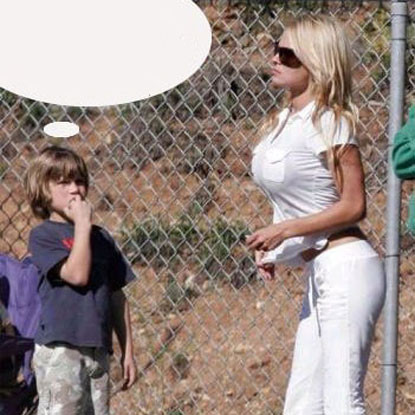 Cô ơi, trả lại đi nào Quả bóng của cháu đá vào mới đây.