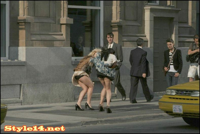 Được hôm mặc váy khoe chân Gặp ngay trời gió khổ thân hai nàng