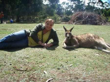 Thấy cô người mẫu chân dài Em hâm mộ quá, nằm xoài chụp chung