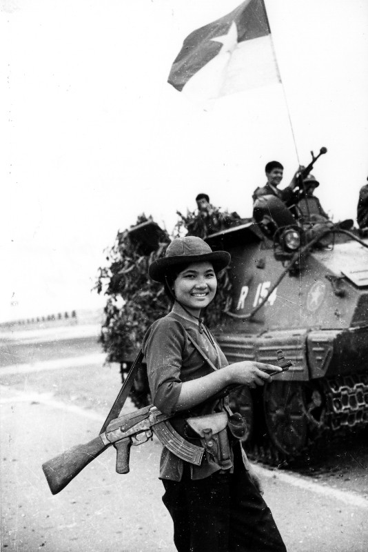 Chiến sĩ biệt động Nguyễn Trung Kiên (tức Cao Thị Nhíp, quê Tiền Giang) dẫn đường cho các chiến sĩ Sư đoàn 10 đánh chiếm sân bay Tân Sơn Nhất ngày 30 - 4 - 1975 (Ảnh: Ngọc Đản) Chiến sĩ biệt động Nguyễn Trung Kiên (tức Cao Thị Nhíp, quê Tiền Giang) dẫn đường cho các chiến sĩ Sư đoàn 10 đánh chiếm sân bay Tân Sơn Nhất ngày 30 - 4 - 1975 (Ảnh: Ngọc Đản)