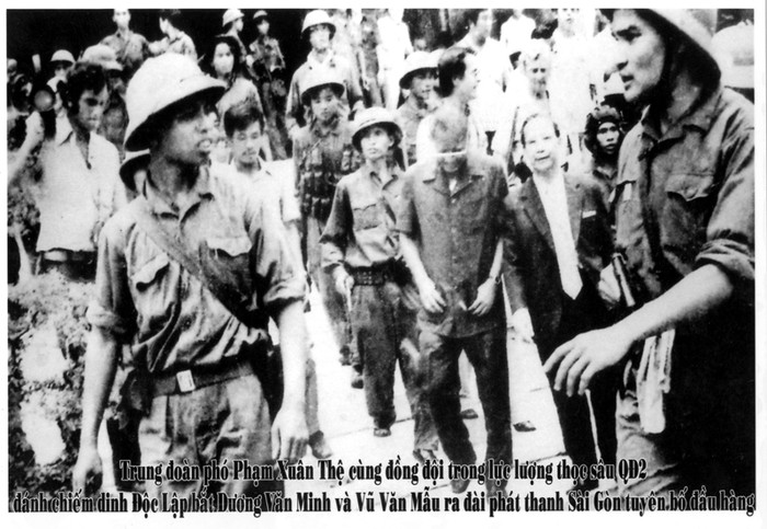 Anh hùng Phạm Xuân Thệ dẫn Nội các Dương Văn Minh ra đài phát thanh tuyên bố đầu hàng (Ảnh: Ngọc Đản) Anh hùng Phạm Xuân Thệ dẫn Nội các Dương Văn Minh ra đài phát thanh tuyên bố đầu hàng (Ảnh: Ngọc Đản)