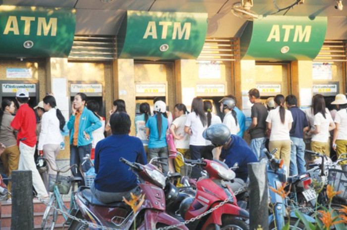 Từ 20.2 tới đây, khách hàng sử dụng thẻ ATM sẽ phải trả thêm mức phí thường niên có thể đến 60.000 đồng/thẻ - Ảnh: D.Đ.M Từ 20.2 tới đây, khách hàng sử dụng thẻ ATM sẽ phải trả thêm mức phí thường niên có thể đến 60.000 đồng/thẻ - Ảnh: D.Đ.M