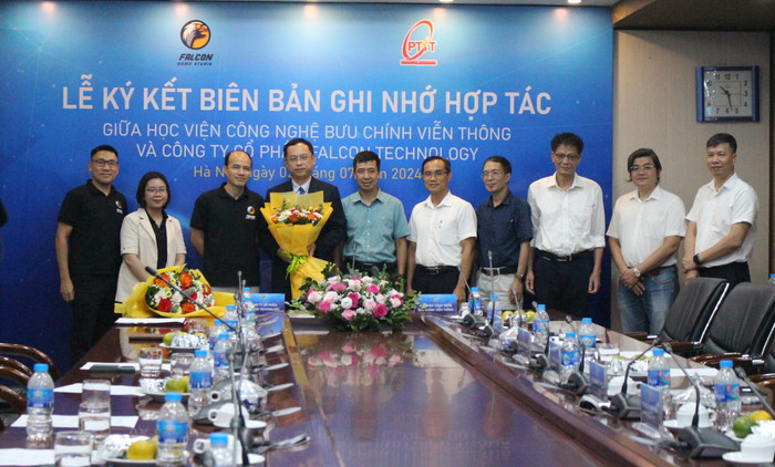 Lãnh đạo Học viện Công nghệ Bưu chính Viễn thông nhận hoa từ Công ty Cổ phần Falcon Technology GDVN_tang hoa 1.JPG
