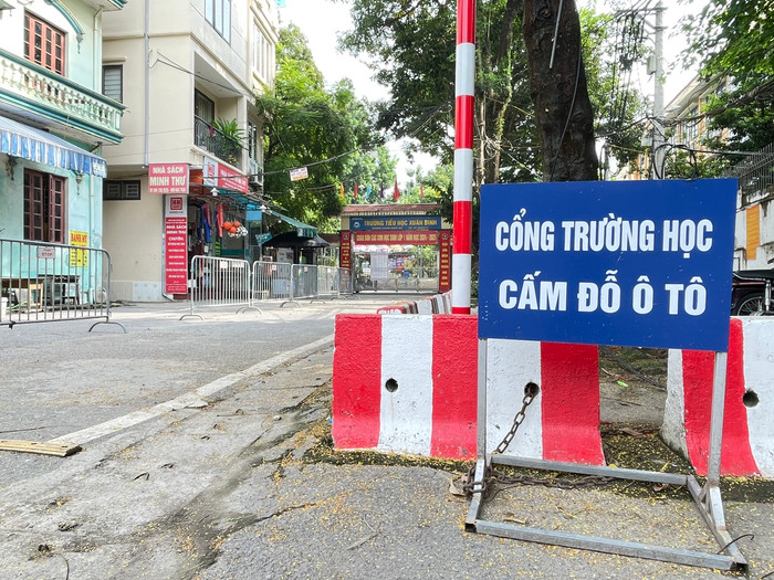 Một biển cấm đỗ ô tô trước cổng trường GDVN_2.jpg