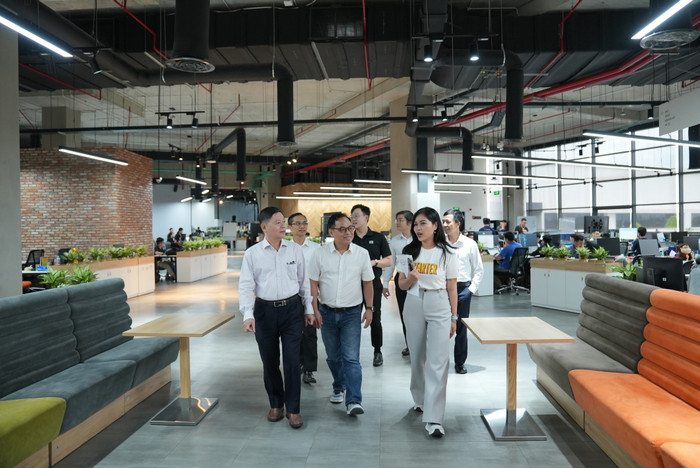 Tham quan không gian sáng tạo tại Công ty cổ phần VNG. Ảnh: Nhà trường cung cấp DSC09396.JPG