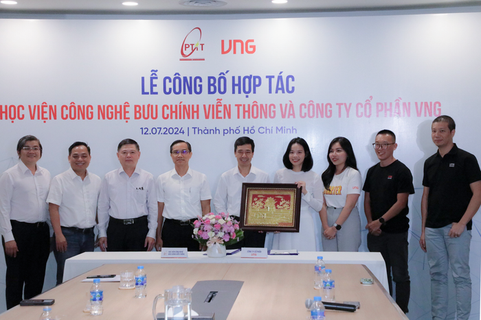 Đại diện của PTIT bày tỏ tin tưởng rằng, sinh viên theo học chương trình này sẽ trưởng thành và có nhiều đóng góp vào sự phát triển của VNG. Ảnh: Nhà trường cung cấp Bảng và ng.png