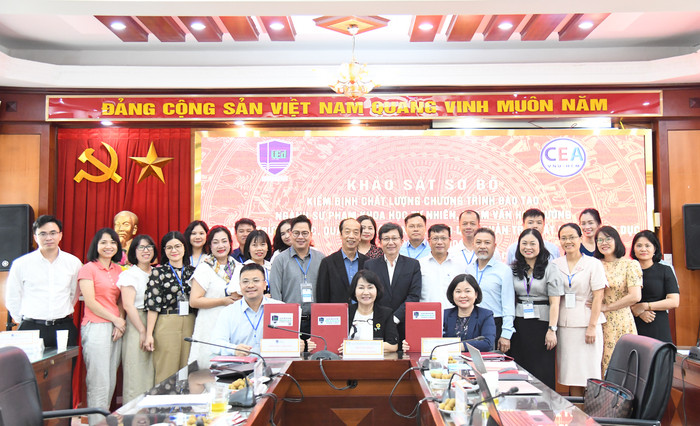Hai bên ký biên bản ghi nhớ sau khảo sát sơ bộ. Ảnh: education.vnu.edu.vn khao sat so bo (4).jpg
