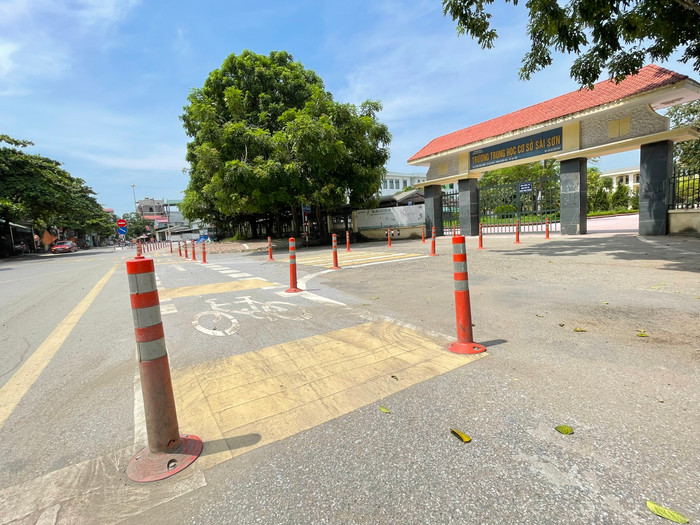 Giải pháp tạo luồng đi lại cho xe đạp bằng ống dẻo phản quang tại khu vực Cụm trường học Sài Sơn, Quốc Oai. Ảnh: Trung Dũng GDVN_14.jpg