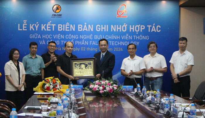 Lãnh đạo Công ty Cổ phần Falcon Technology tặng quà lưu niệm cho Học viện. GDVN_tặng quà.JPG