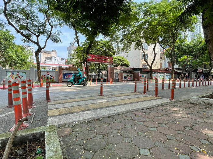 Hiện trạng trước cổng Trường Tiểu học Nguyễn Du GDVN_10.jpg