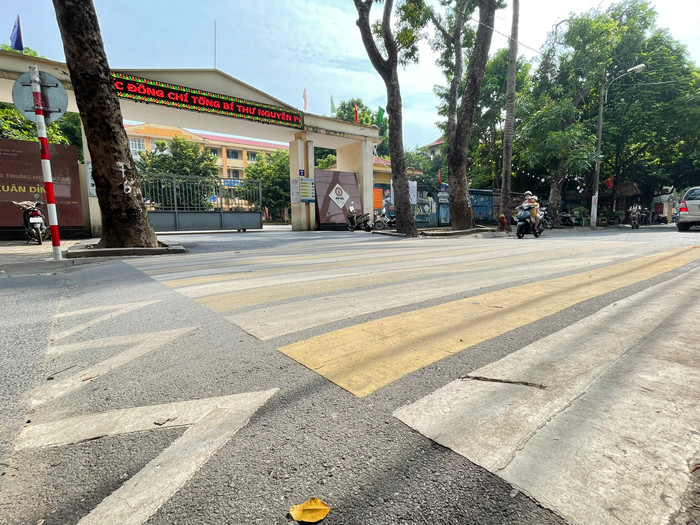 Gờ giảm tốc kiêm lối đi bộ nổi sang đường cho học sinh, một yêu cầu đặt ra trong dự án GDVN_6.jpg