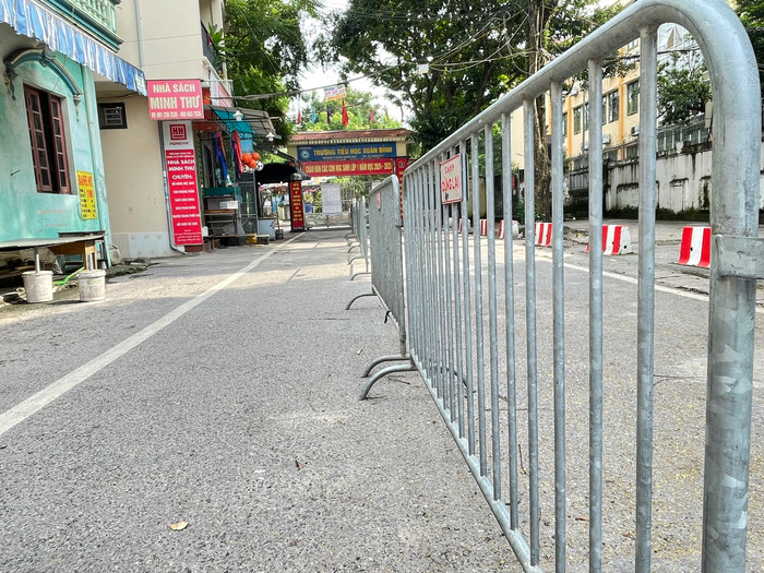 Hàng rào di động trước cổng Trường Tiểu học Xuân Đỉnh nhằm phân chia hai chiều lưu thông, giảm thiểu ùn tắc giờ cao điểm. Ảnh: Trung Dũng GDVN_3.jpg