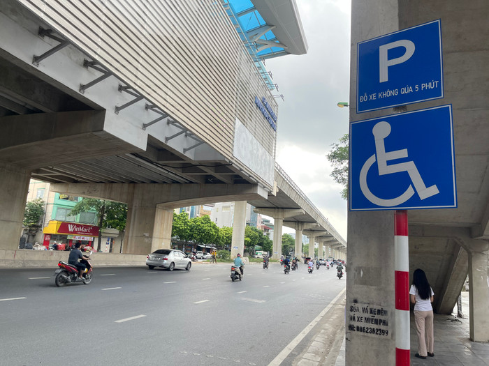Biển chỉ dẫn to và đặt ở vị trí dễ thấy GDVN_4.jpg