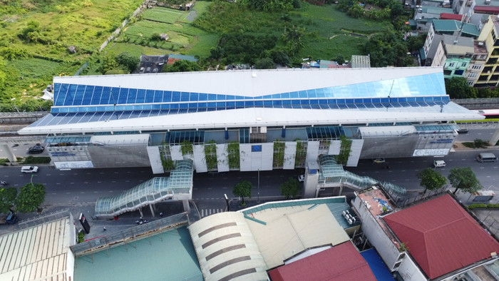 Mặt bên của công trình nhà ga có sự kết hợp hài hoà giữa thảm cây xanh, hệ lam chống nắng bằng vật liệu nhôm đúc nguyên khối và các tấm kim loại không gỉ đã được gia công tạo hình, đảm bảo sự thông thoáng cho khu vực công cộng của nhà ga. GDVN_16.JPG