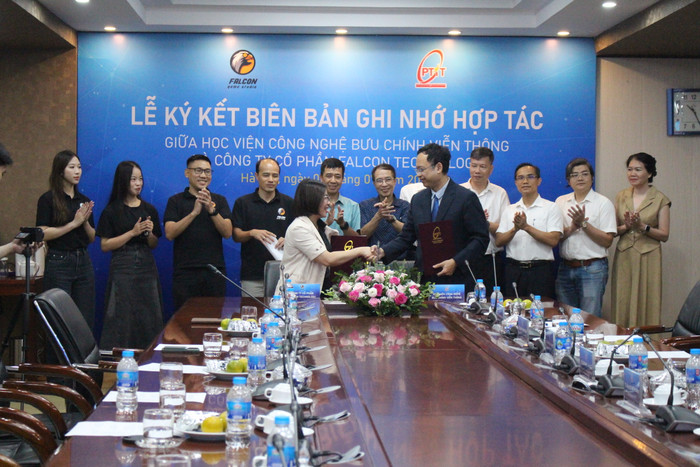 Cái bắt tay "chiến lược" đánh dấu mốc cho sự hợp tác giữa Học viện Công nghệ Bưu chính Viễn thông và Công ty Cổ phần Falcon Technology. GDVN_ky ket.JPG