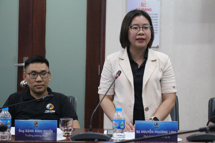 Bà Nguyễn Phương Linh - Phó giám đốc Công ty Cổ phần Falcon Technology phát biểu tại buổi lễ. GDVN_ld falcon.JPG