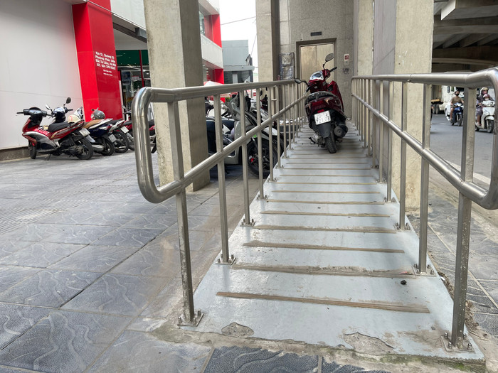Lối đi vào thang máy dành cho xe lăn và người khuyết tật. Vì chưa đưa vào sử dụng nên một số cửa hàng gần đó đã làm nơi để xe máy GDVN_2.jpg