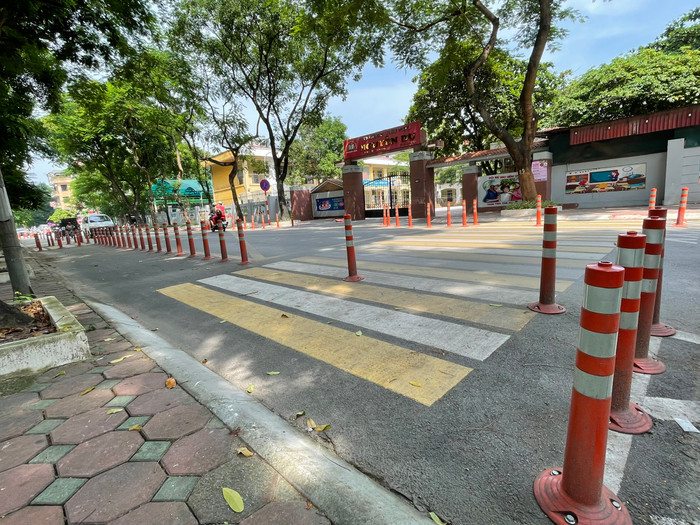 Kết hợp giữa cọc tiêu dẻo sơn phản quang với gờ giảm tốc có lối sang đường nổi cho học sinh GDVN_11.jpg