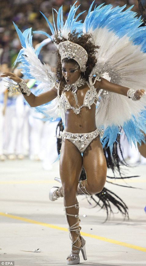 Các vũ công trong cách hóa trang sinh động.