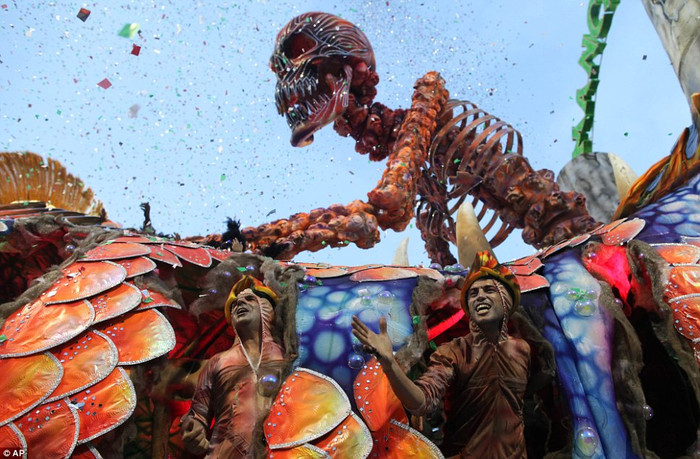 Lễ hội còn xuất hiện hình ảnh của những bộ xương, đầu lâu và hình ảnh ma quái khác.