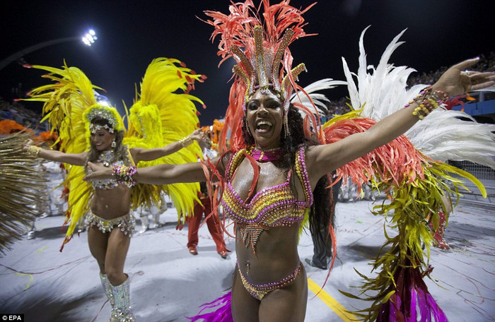 Sôi động trongvũ điệu samba.