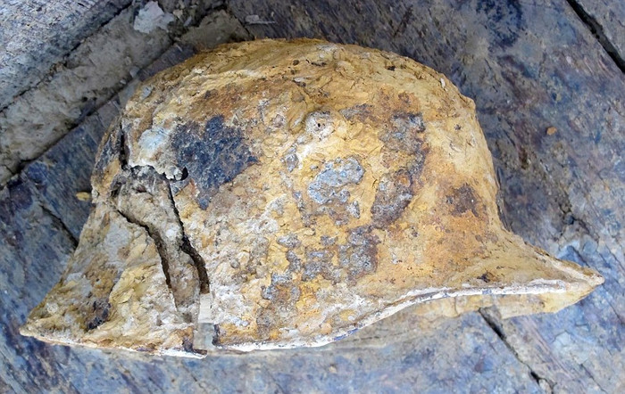 Chiếc mũ của lính Đức đã bị hoen gỉ theo thời gian. Chiếc mũ của lính Đức đã bị hoen gỉ theo thời gian.