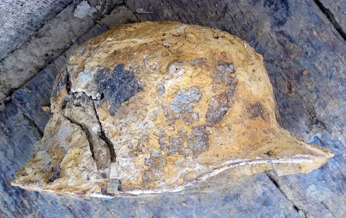 Chiếc mũ của lính Đức đã bị hoen gỉ theo thời gian.