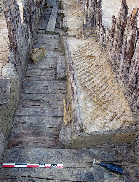 Bên trong hầm trú ẩn dưới lòng đất vẫn còn chiếc giường đã mục nát và nhiều vật dụng khác. Bên trong hầm trú ẩn dưới lòng đất vẫn còn chiếc giường đã mục nát và nhiều vật dụng khác.