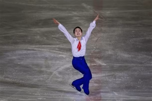 Vận động viên trượt băng trẻ tuổi đang thực hiện bài biểu diễn trên nền nhạc "Our Father".